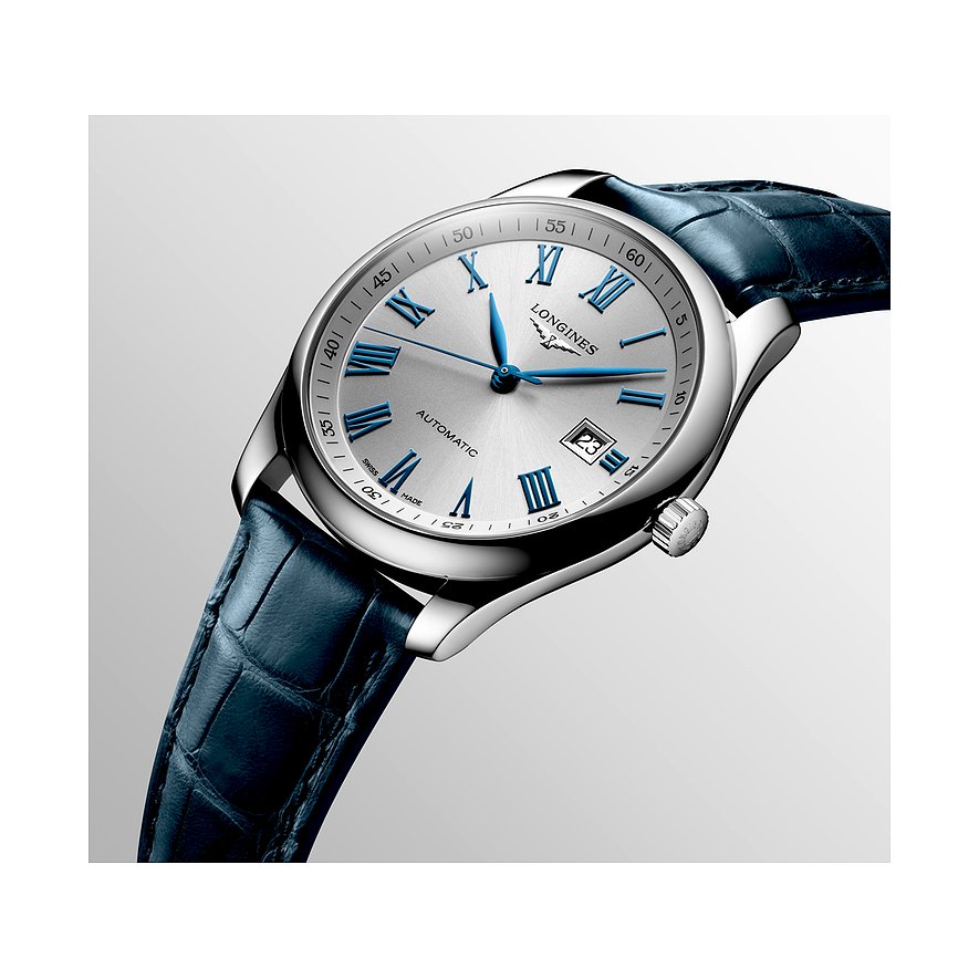 Die Longines Herrenuhr aus Edelstahl und blauem Lederarmband zeigt ein helles Zifferblatt mit blauen Zeigern.
