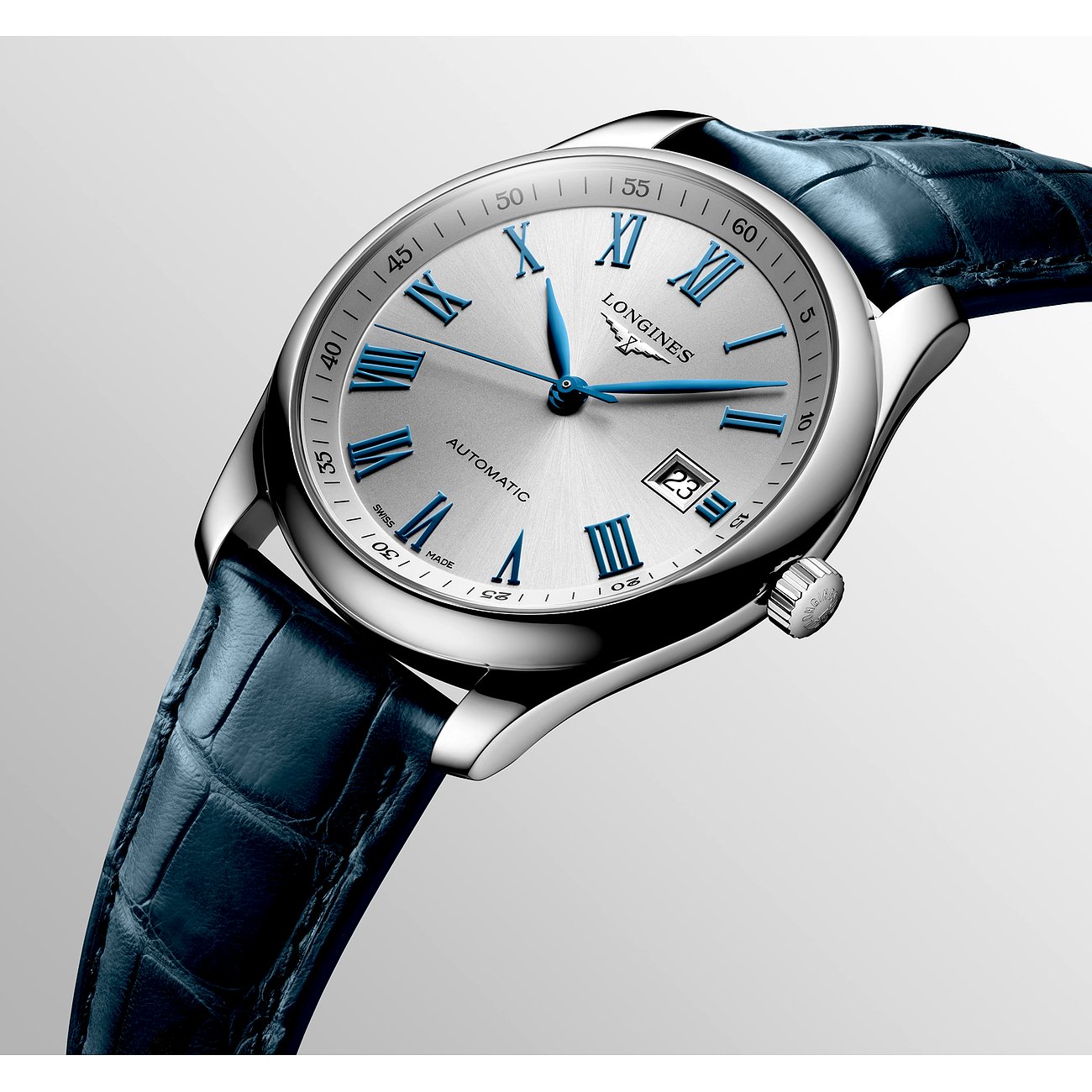 Die Longines Herrenuhr aus Edelstahl und blauem Lederarmband zeigt ein helles Zifferblatt mit blauen Zeigern.