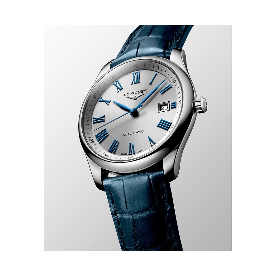 Nahaufnahme der Longines Herrenuhr aus Edelstahl mit silbernem Zifferblatt, römischen Ziffern und blauem Lederarmband.