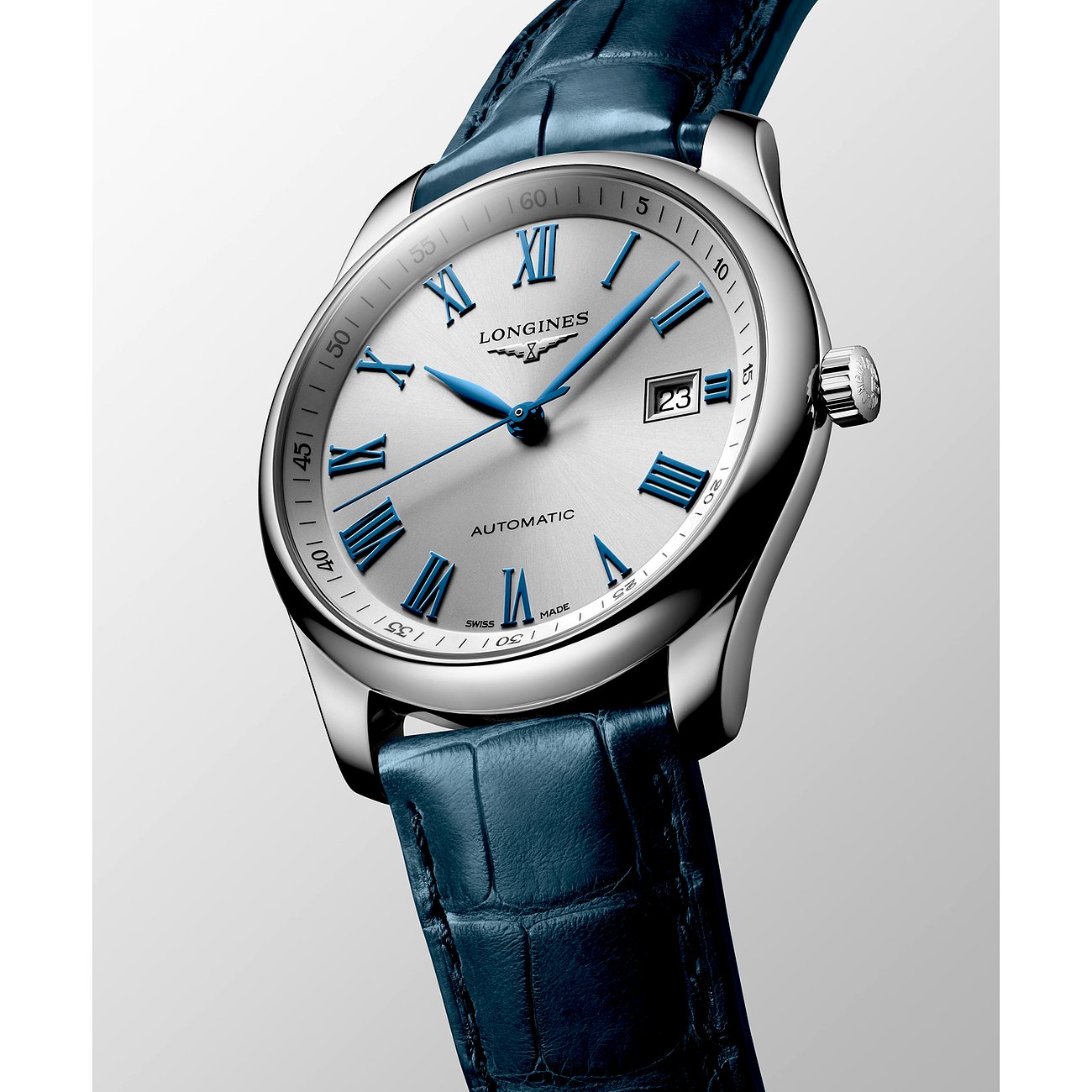 Nahaufnahme der Longines Herrenuhr aus Edelstahl mit silbernem Zifferblatt, römischen Ziffern und blauem Lederarmband.