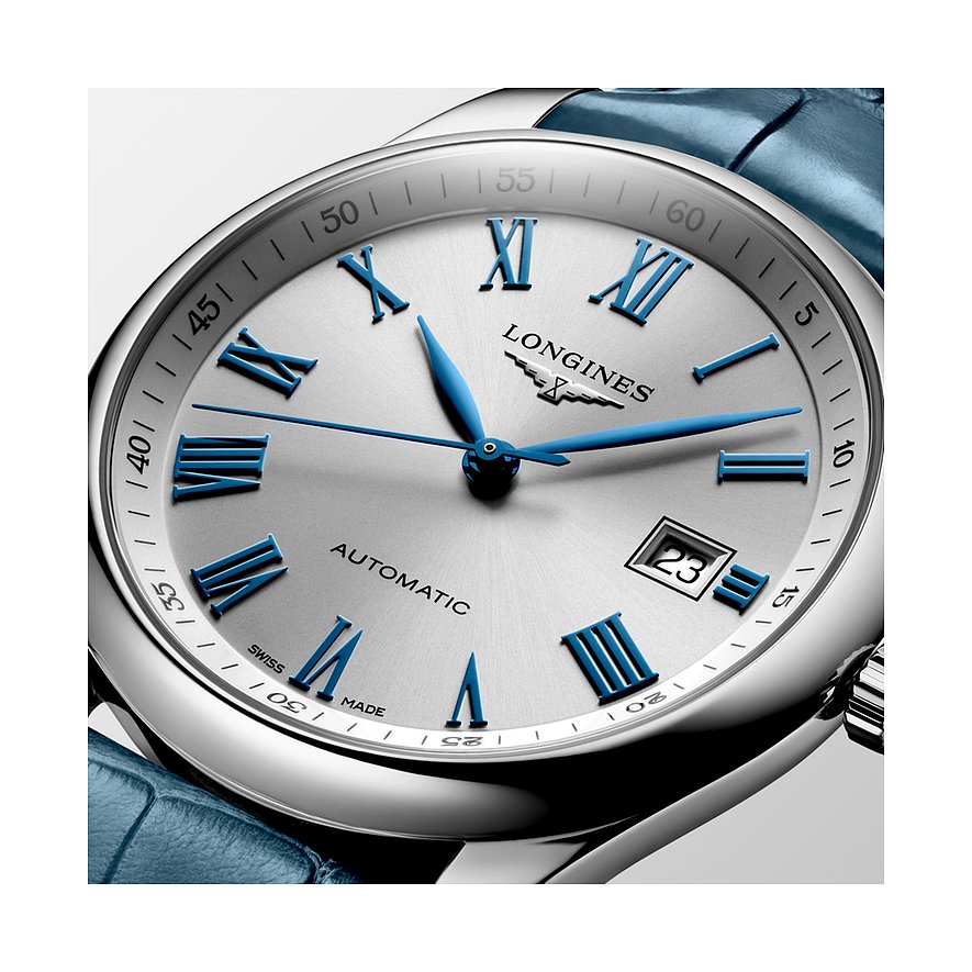 Longines Herrenuhr aus Edelstahl mit silbernem Zifferblatt, römischen Ziffern und blauen Zeigern.