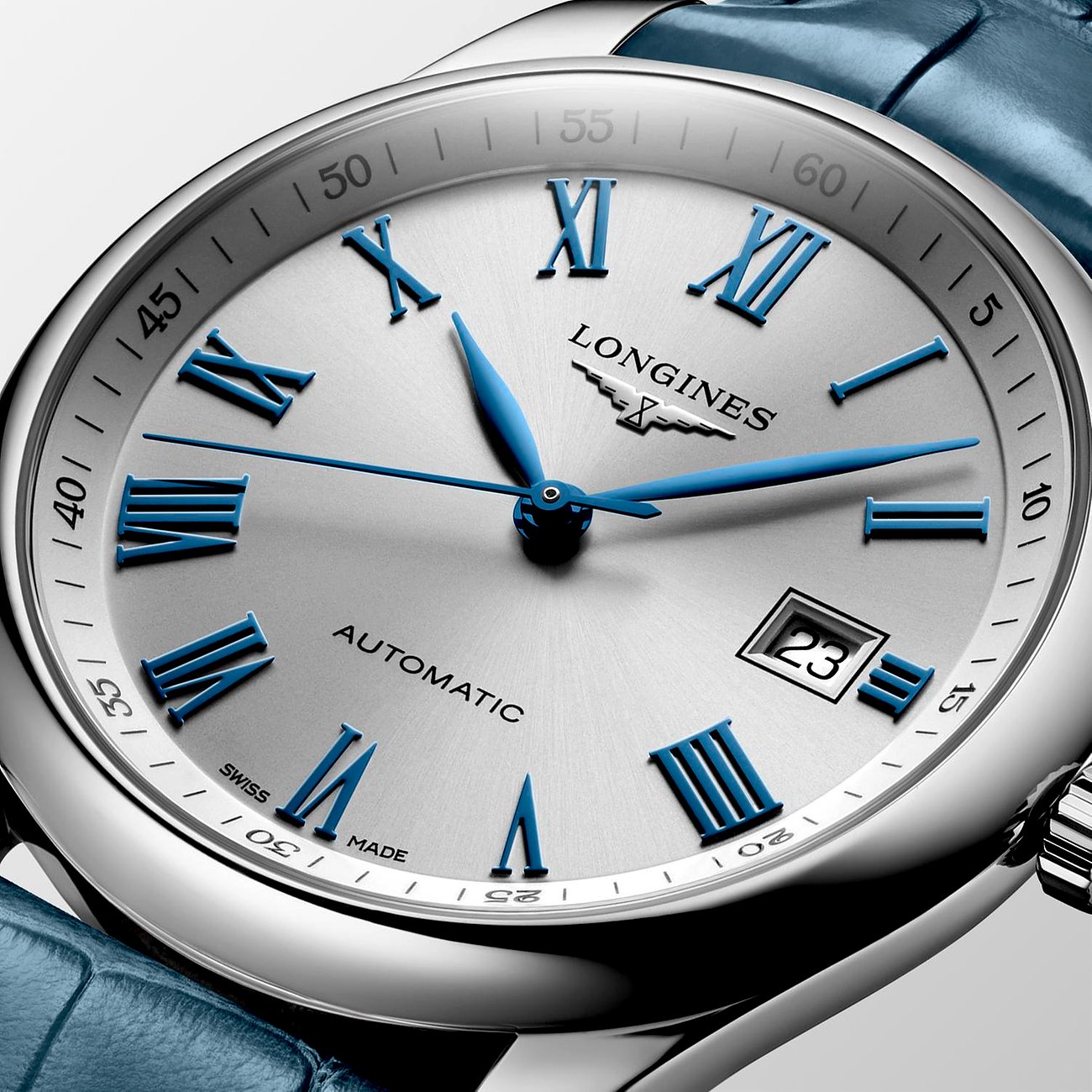 Longines Herrenuhr aus Edelstahl mit silbernem Zifferblatt, römischen Ziffern und blauen Zeigern.