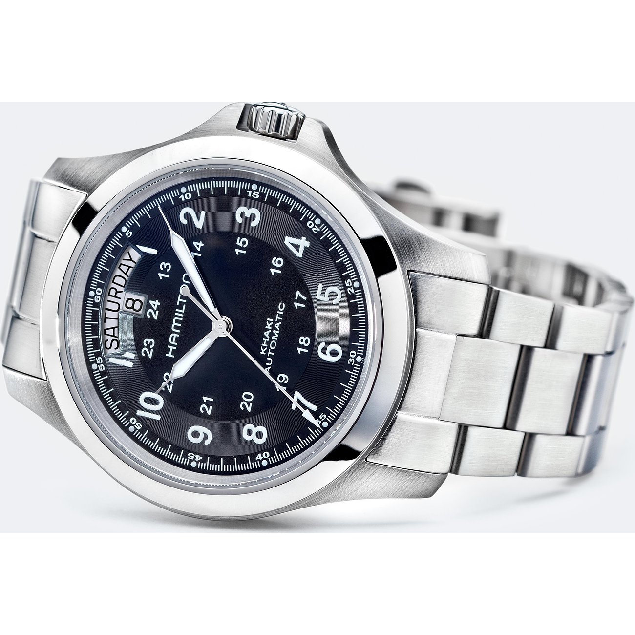 Hamilton Herrenuhr mit Edelstahlgehäuse, schwarzem Zifferblatt und silberfarbenem Armband.