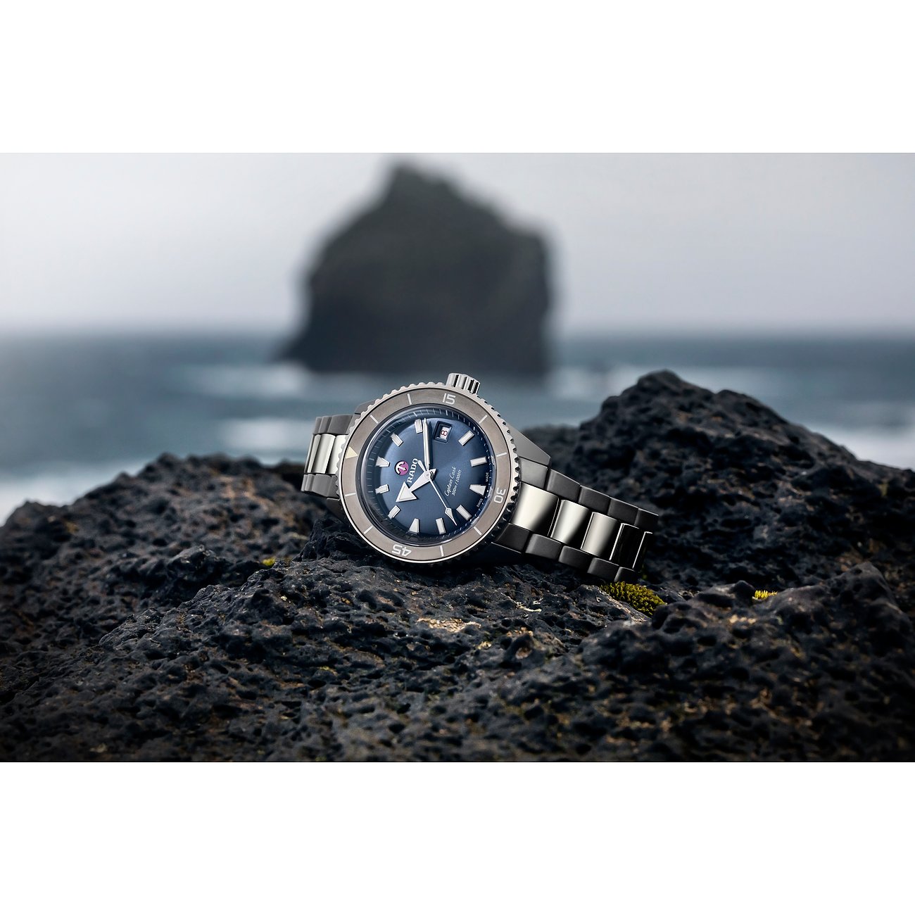 Rado Herrenuhr mit Keramikgehäuse, blauem Zifferblatt und silberfarbenem Armband.