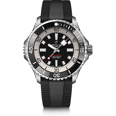 Breitling Herrenuhr aus Edelstahl mit schwarzem Silikonband, aufrecht vor weißem Hintergrund.
