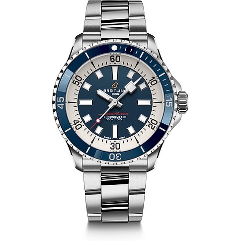 Breitling Herrenuhr aus Edelstahl, Modell SuperOcean, von vorne mit blauem Zifferblatt und Lünette.