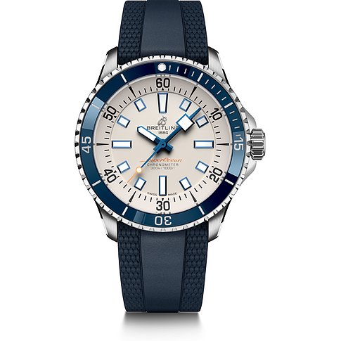 Breitling Superocean Herrenuhr aus Edelstahl auf weißem Hintergrund. Weißes Zifferblatt, blaues Kautschukarmband.