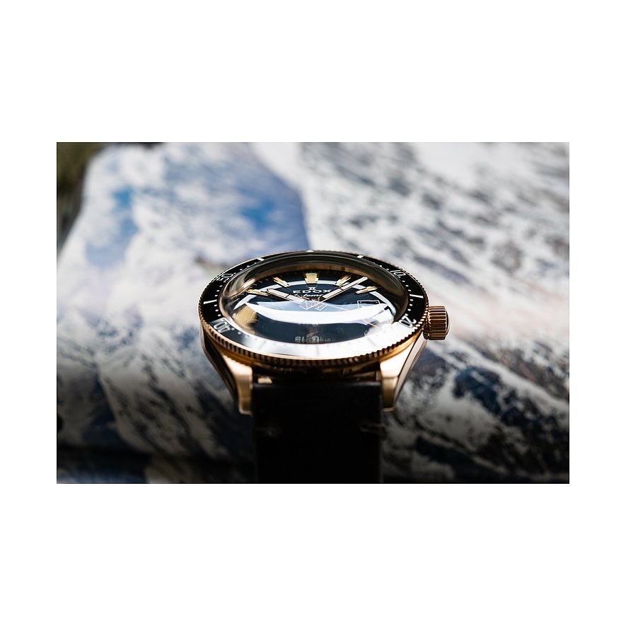 Nahaufnahme einer luxuriösen Edox Armbanduhr in Roségold aus Edelstahl mit schwarzem Zifferblatt und Lünette.