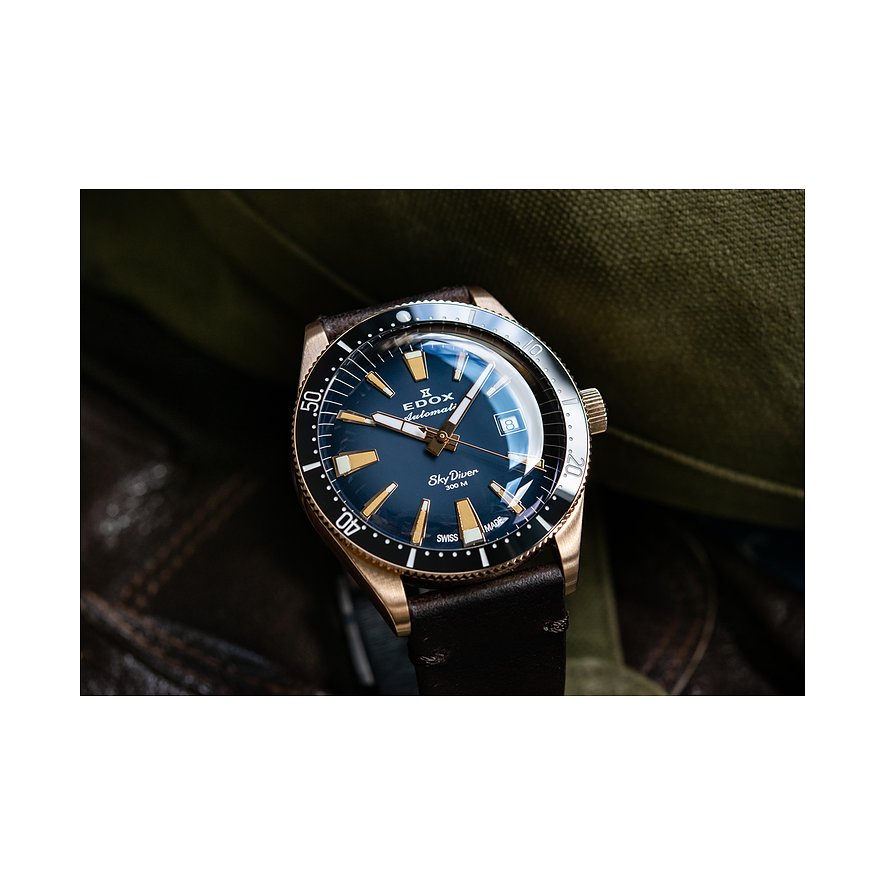 Edox SkyDiver Automatikuhr aus Edelstahl mit bronzefarbenem Gehäuse und dunkelblauem Zifferblatt.