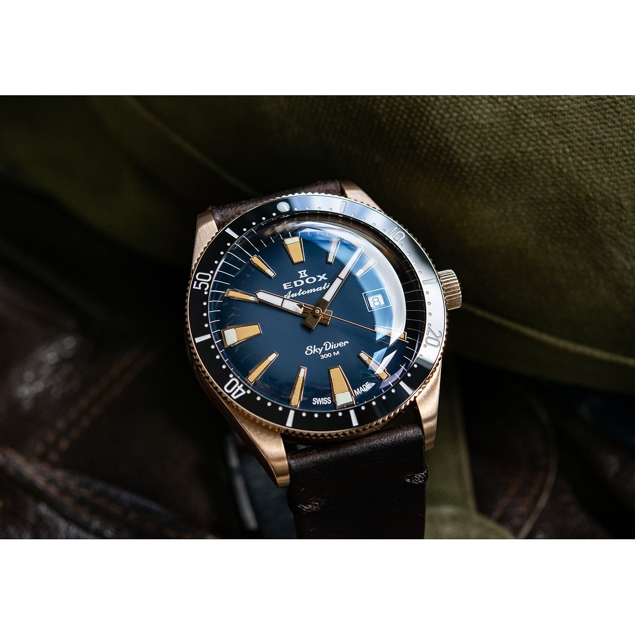 Edox SkyDiver Automatikuhr aus Edelstahl mit bronzefarbenem Gehäuse und dunkelblauem Zifferblatt.