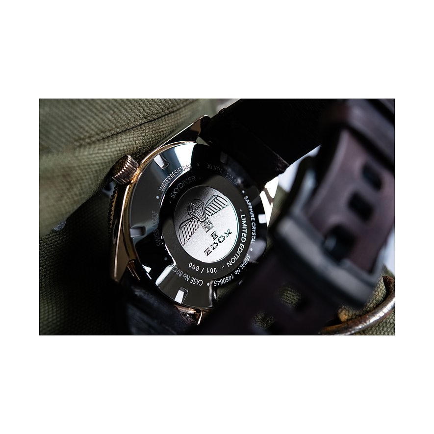 Rückseite einer Edox Uhr aus Edelstahl mit eingravierten Details wie 