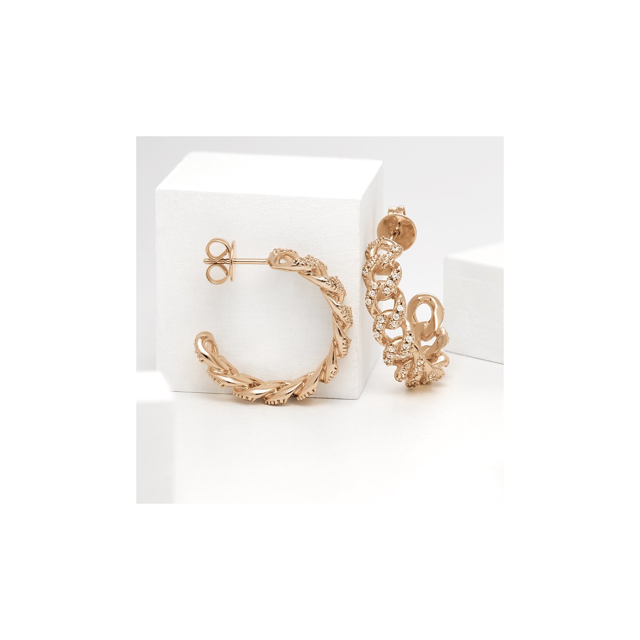 Ett par JETTE creoler i 925 silver med kedjedesign och gnistrande färgade zirkoniastenar.