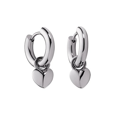 Ein Paar Paul Hewitt Ohrschmuck aus recyceltem Edelstahl mit glänzenden herzförmigen Anhängern auf weißem Hintergrund.