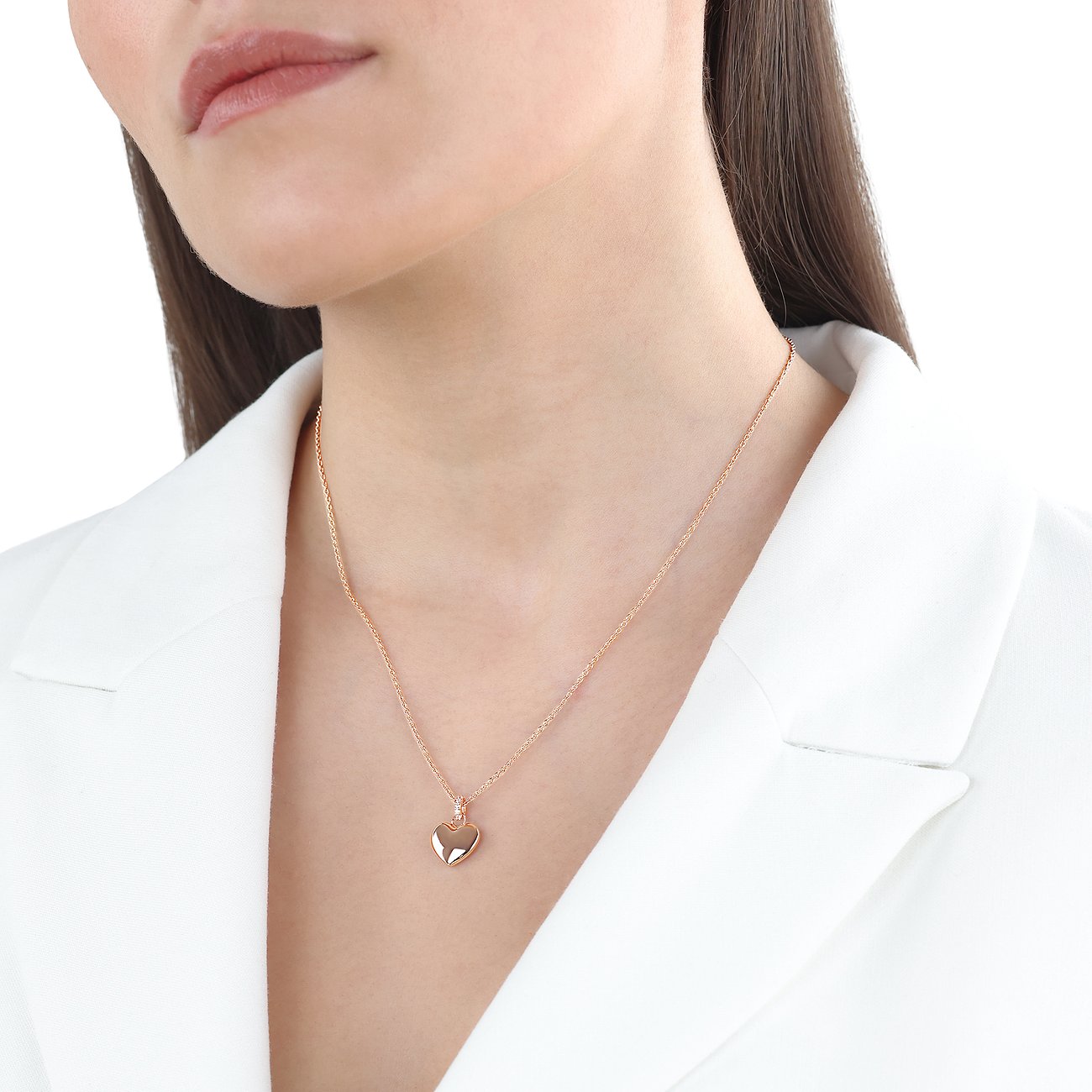Una donna indossa una collana s.Oliver color oro rosa in argento 925 con ciondolo a cuore e zircone centrale.
