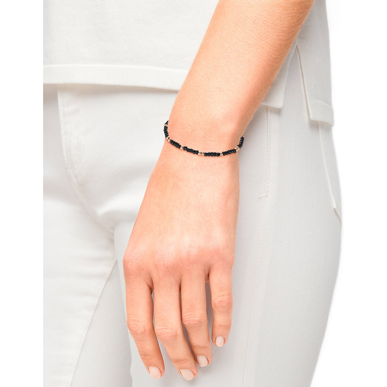s.Oliver handledsarmband i rostfritt stål och glas med små svarta pärlor och guldfärgade accentdetaljer.