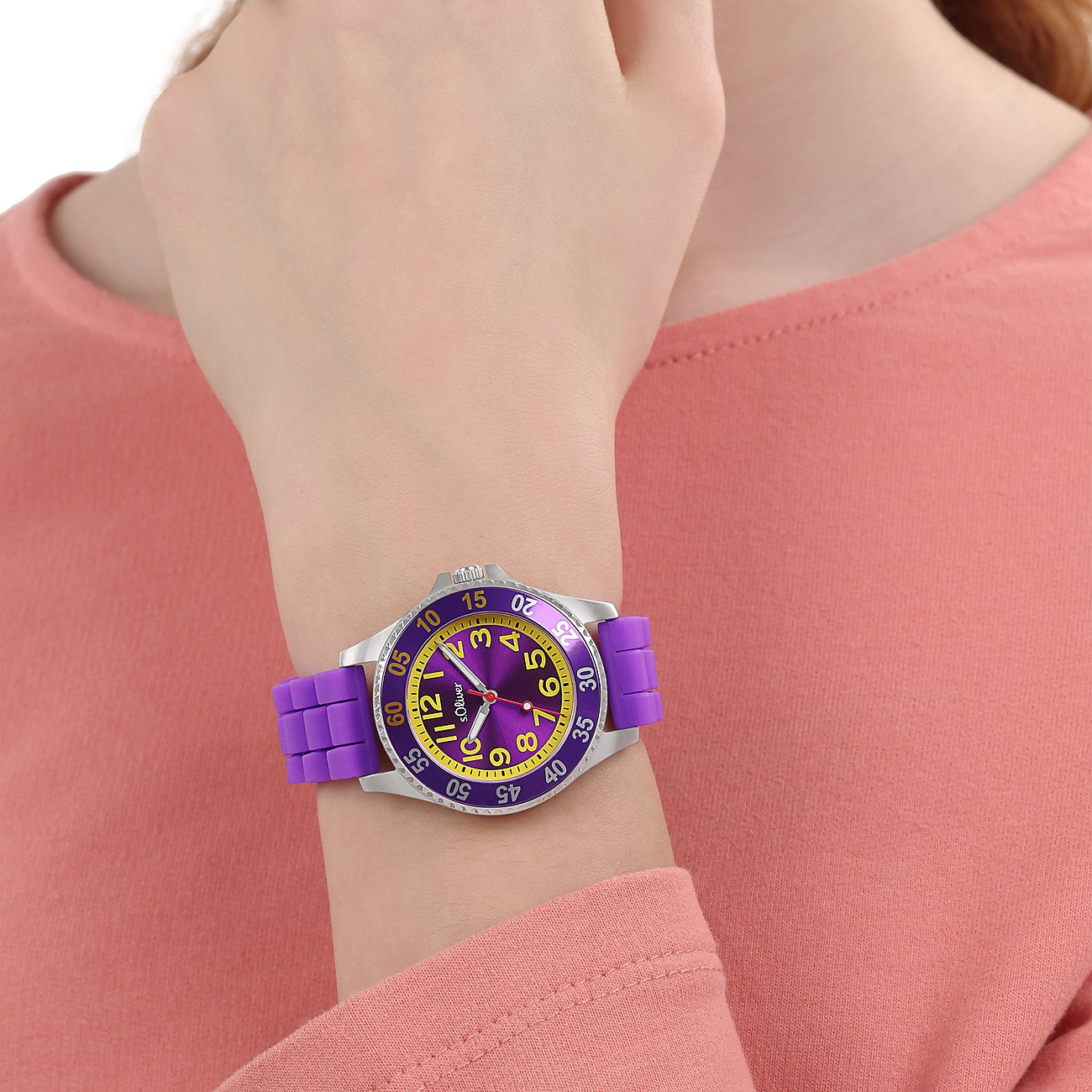 Montre enfant/ado s.Oliver : acier inoxydable, cadran violet, chiffres jaunes lumineux, bracelet violet.