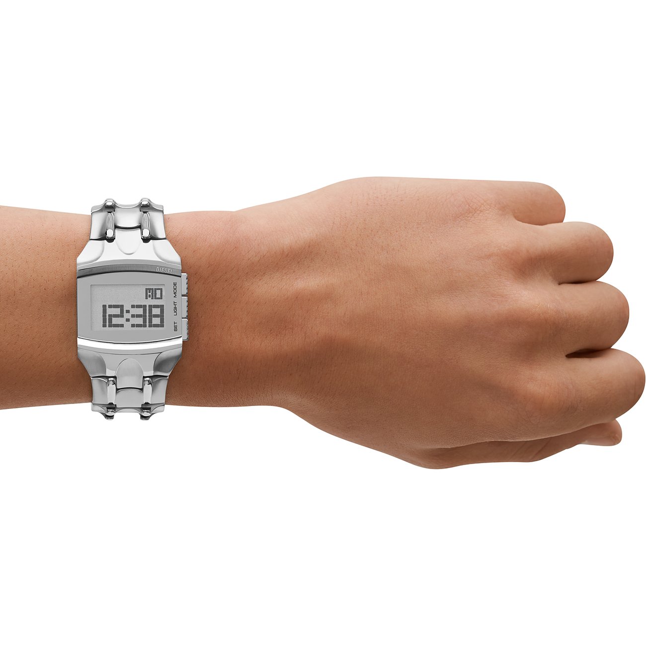 La montre homme Diesel en acier inoxydable est portée au poignet et affiche l'heure numérique 12:38.