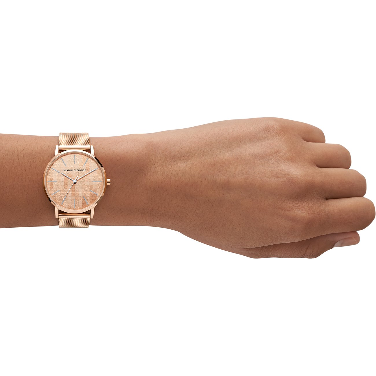 Armani Exchange damklocka i roséguldfärgat rostfritt stål med meshband syns på handleden.