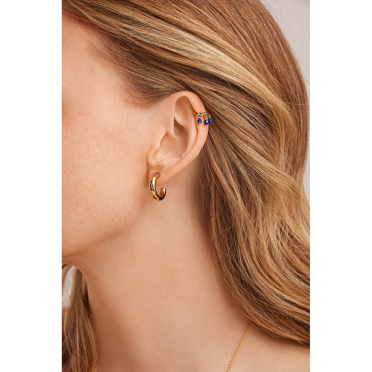 Caï Ohrschmuck aus 925er Silber mit blauen Steinen.