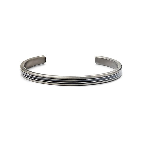 Bracciale Rebel & Rose in argento 925 con sottili strisce nere e superficie spazzolata.
