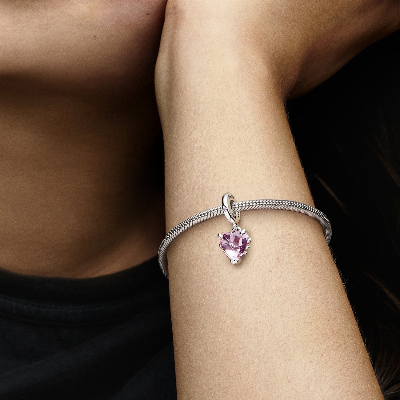 Pandora Anhänger aus 925er Silber mit pinkfarbenem Zirkonia-Herz.