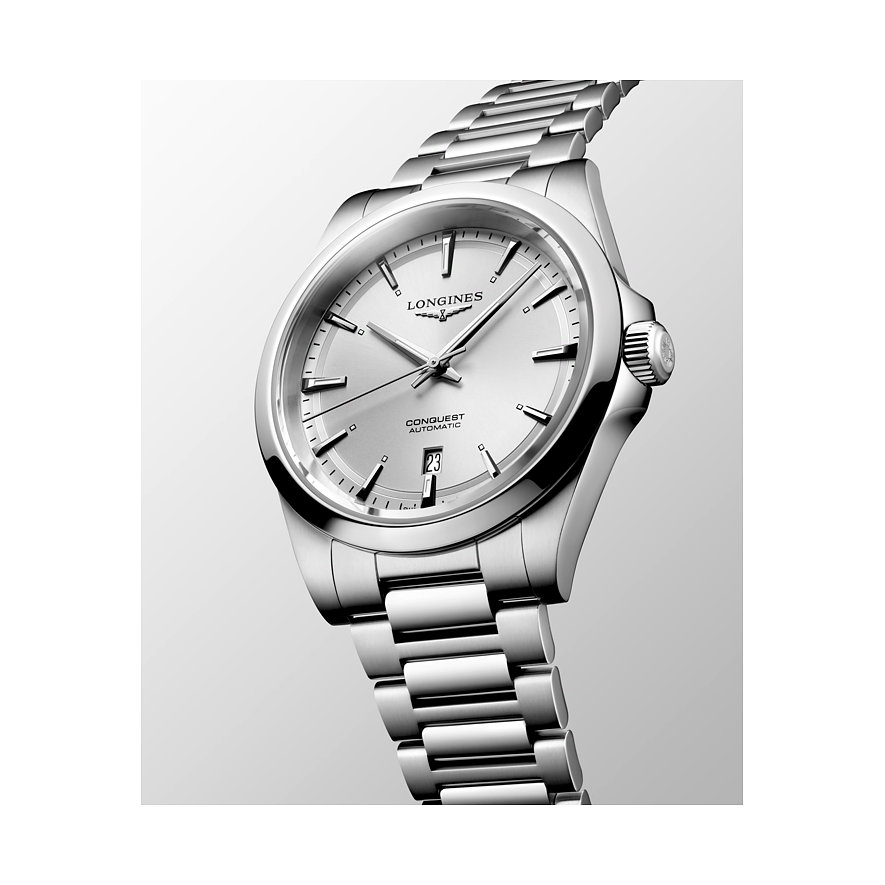 Longines Herrenuhr mit Edelstahlgehäuse, silberfarbenes Zifferblatt, analog.