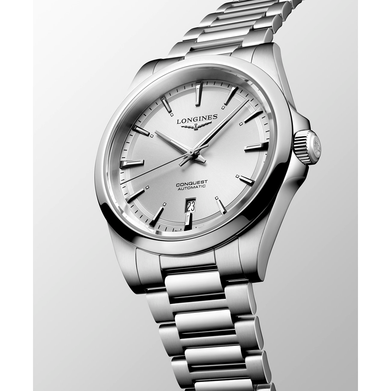 Longines Herrenuhr mit Edelstahlgehäuse, silberfarbenes Zifferblatt, analog.