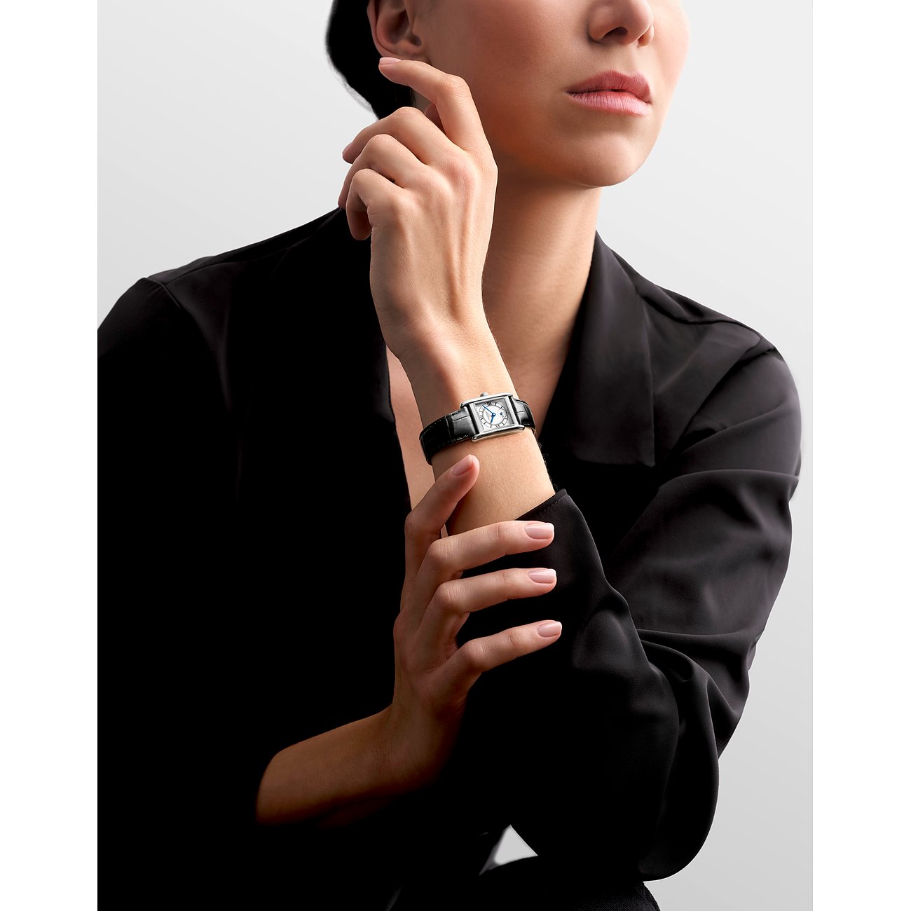 Longines Damenuhr mit Edelstahlgehäuse und schwarzem Lederarmband, rechteckiges Zifferblatt.