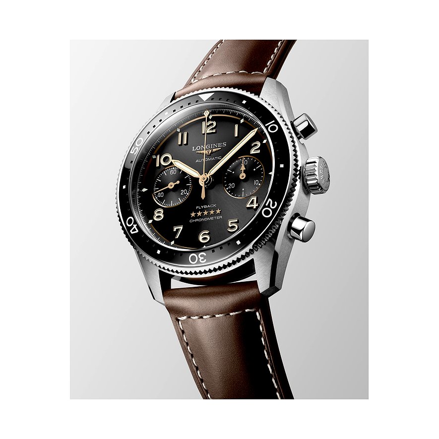 Longines Herrenuhr mit Edelstahlgehäuse, schwarzem Zifferblatt und Lederarmband.