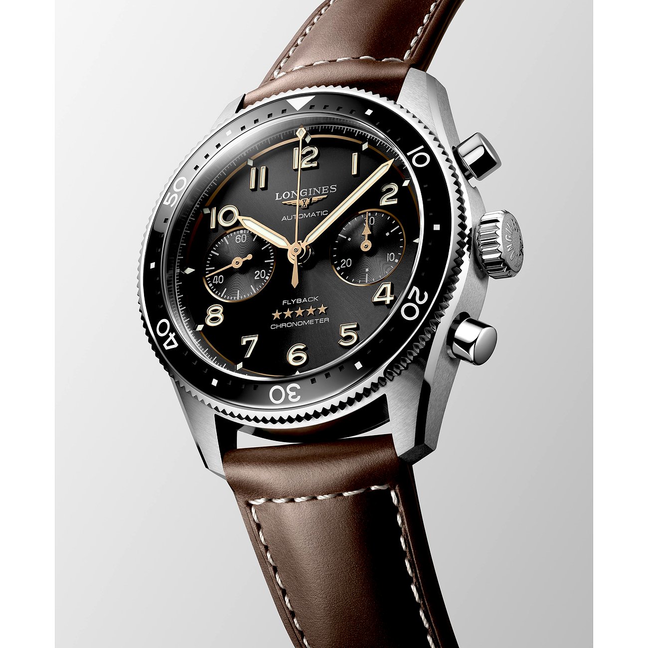 Longines Herrenuhr mit Edelstahlgehäuse, schwarzem Zifferblatt und Lederarmband.
