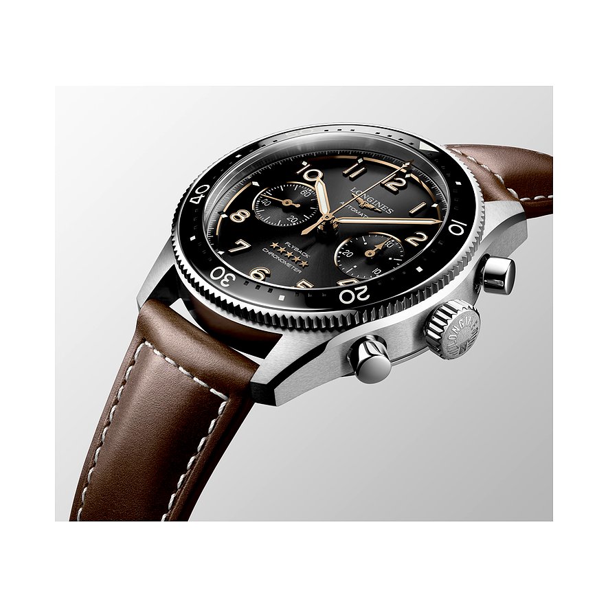 Longines Herrenuhr mit Edelstahlgehäuse, schwarzem Zifferblatt und braunem Lederarmband.