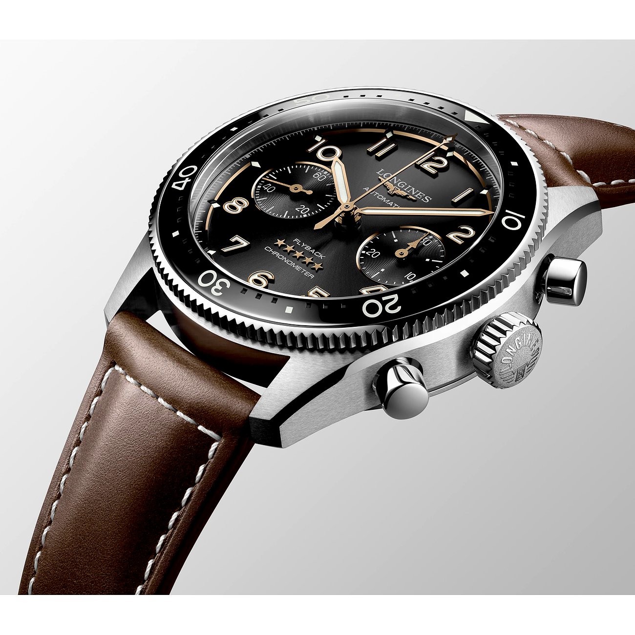 Longines Herrenuhr mit Edelstahlgehäuse, schwarzem Zifferblatt und braunem Lederarmband.