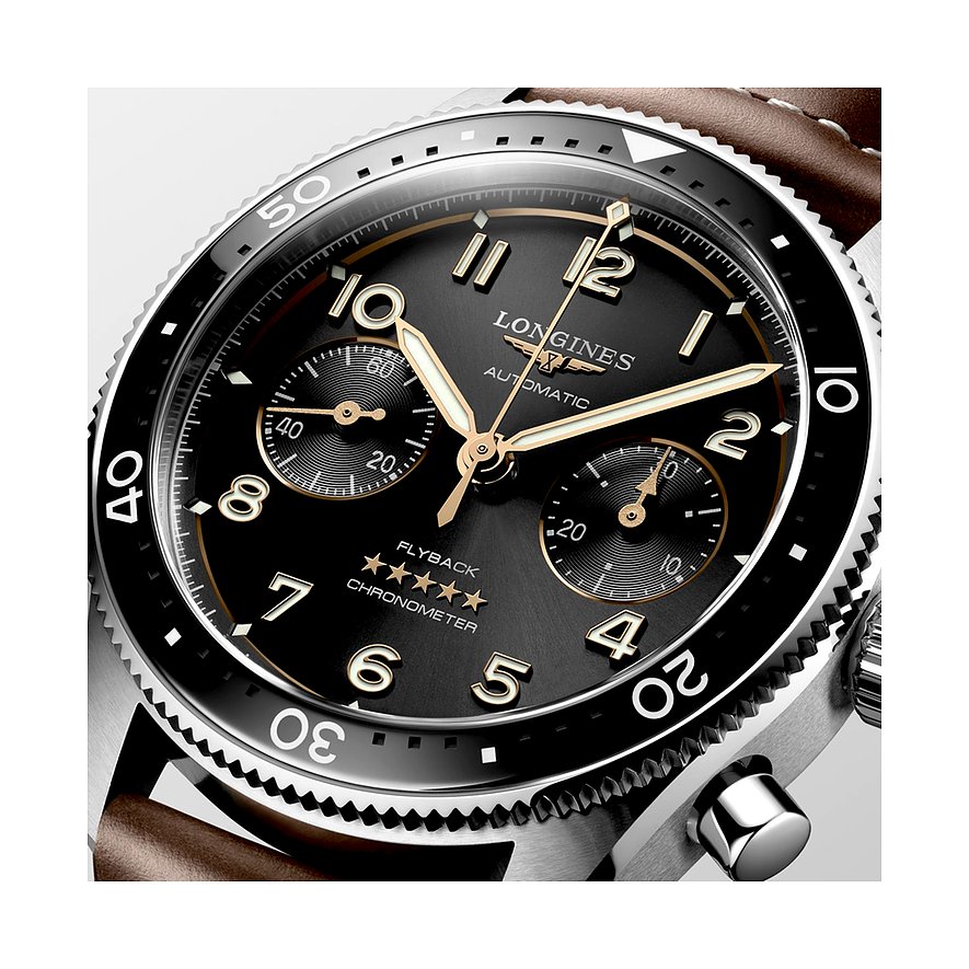 Longines Herrenuhr mit Edelstahlgehäuse, schwarzem Zifferblatt, analoger Anzeige und Keramiklünette.