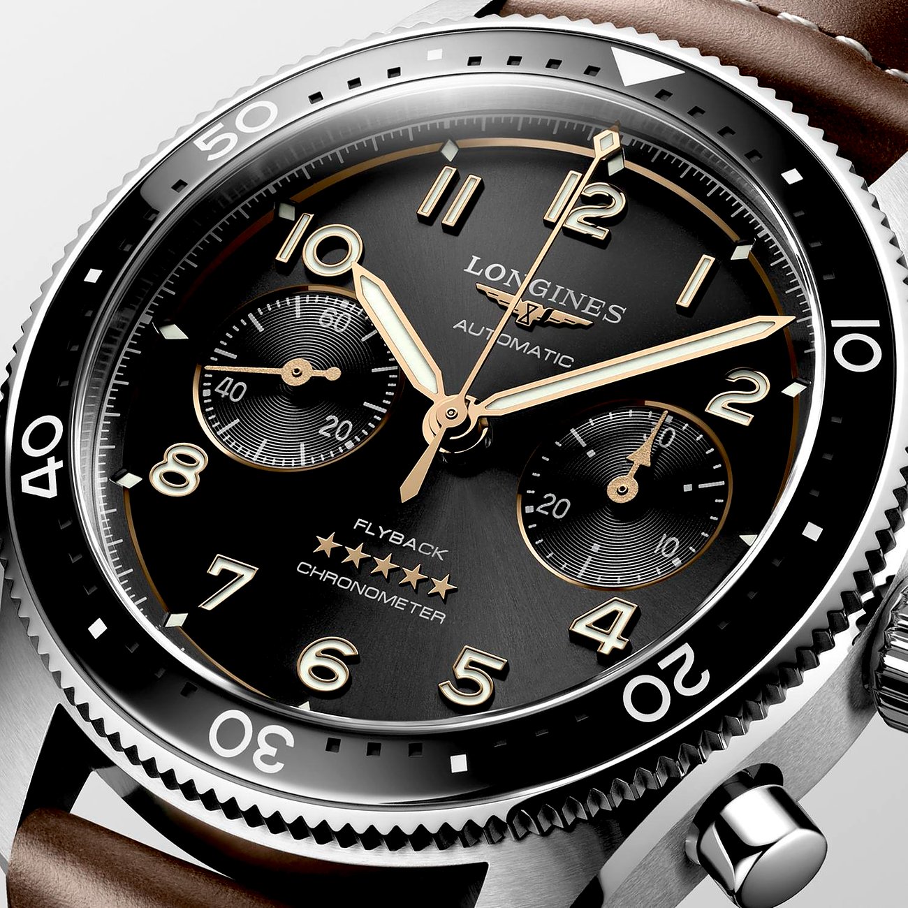 Longines Herrenuhr mit Edelstahlgehäuse, schwarzem Zifferblatt, analoger Anzeige und Keramiklünette.