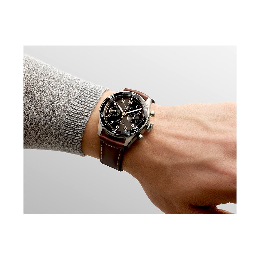 Longines Herrenuhr mit Edelstahlgehäuse, schwarzem Zifferblatt und braunem Lederarmband.