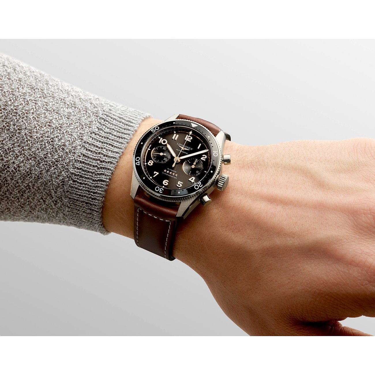 Longines Herrenuhr mit Edelstahlgehäuse, schwarzem Zifferblatt und braunem Lederarmband.