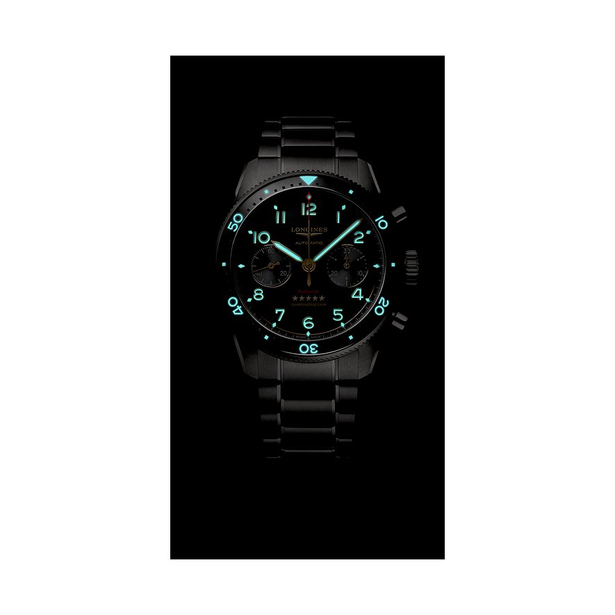 Longines Herrenuhr mit Titan-Gehäuse, schwarzem Zifferblatt und leuchtenden Zeigern.