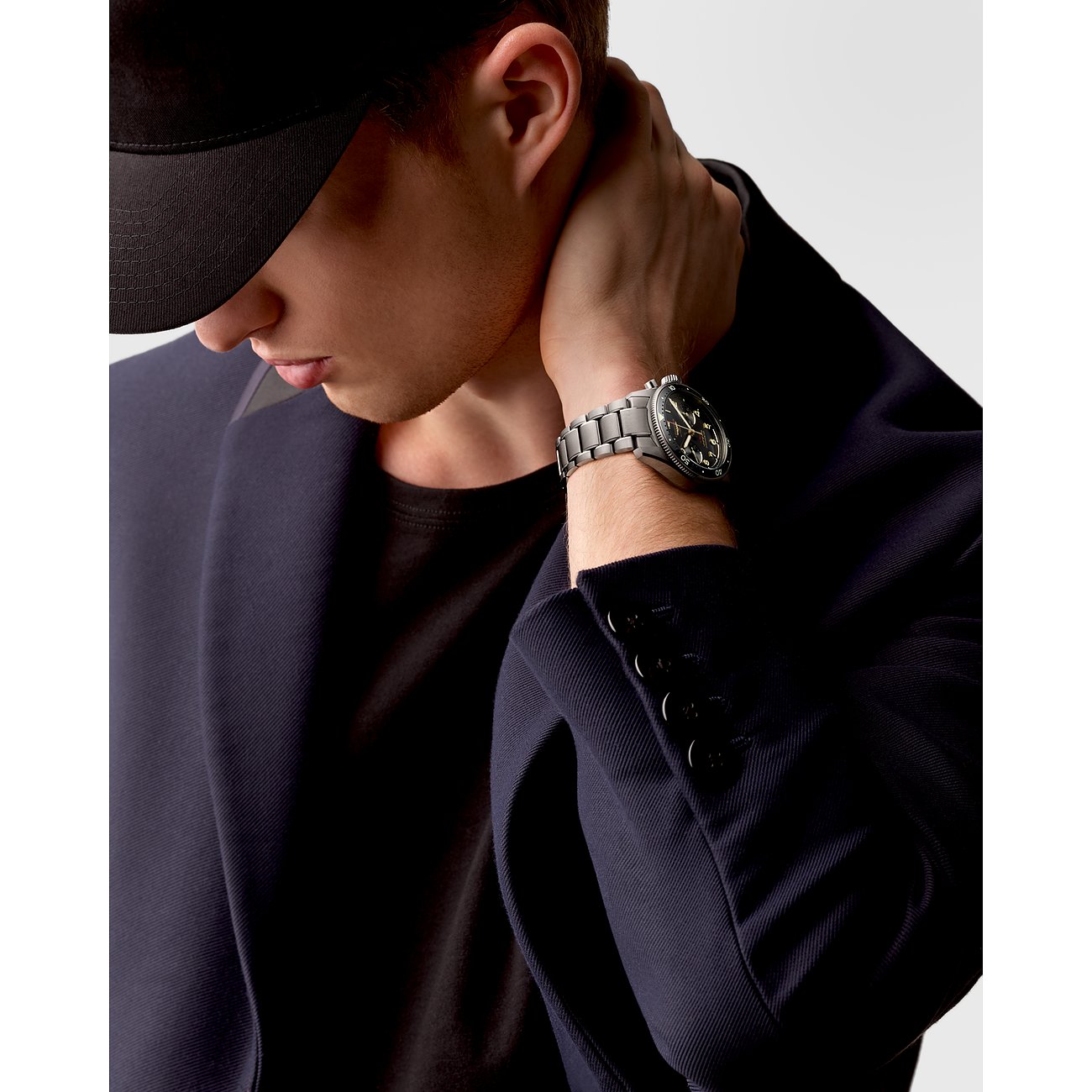 Longines Herrenuhr mit Titan-Gehäuse, schwarzem Zifferblatt und Keramik-Lünette.