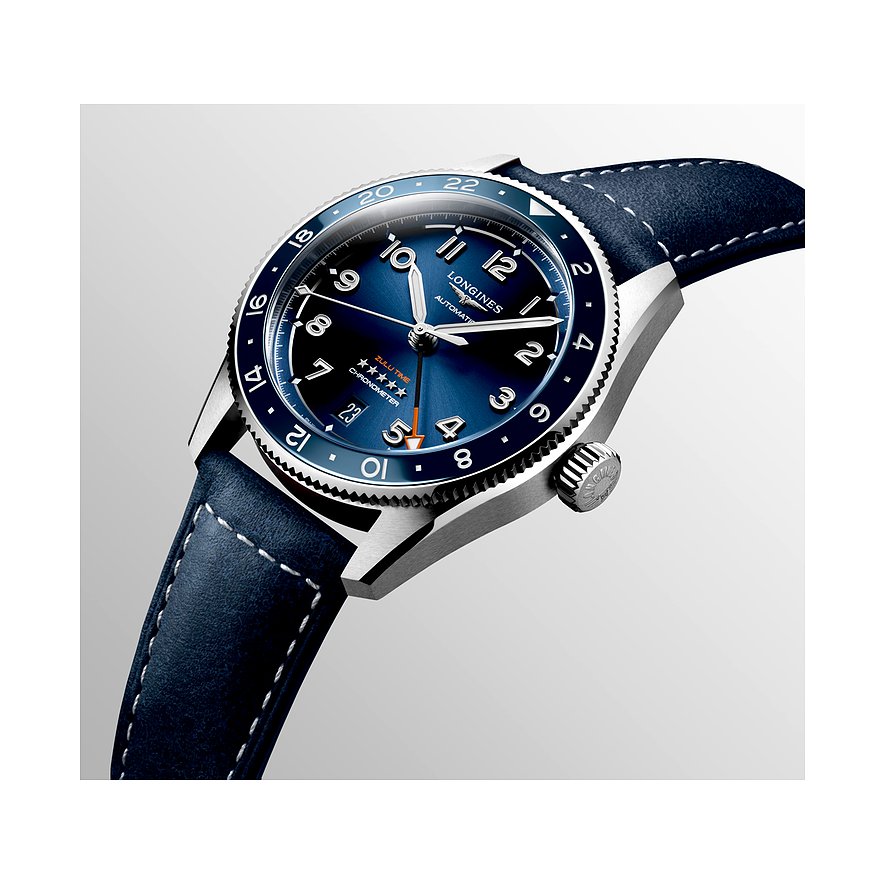 Longines Herrenuhr mit Edelstahlgehäuse, blauem Zifferblatt und Keramiklünette.