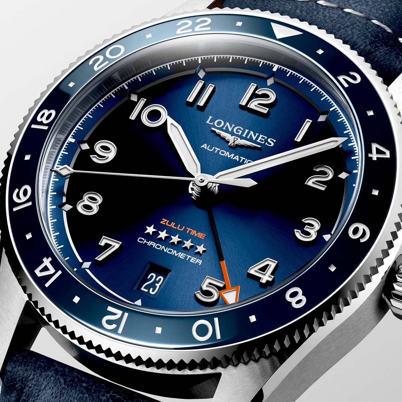 Longines Herrenuhr mit Edelstahlgehäuse, blauem Zifferblatt und Keramiklünette.