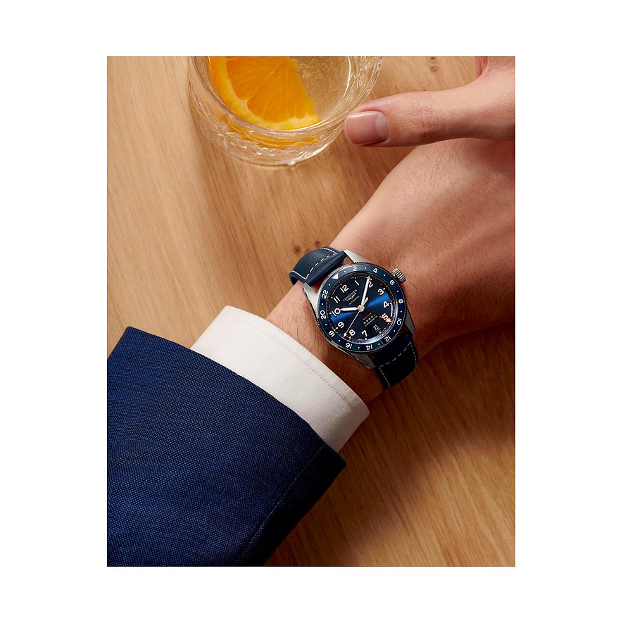 Longines Herrenuhr mit Edelstahlgehäuse, blauem Zifferblatt und Keramiklünette.