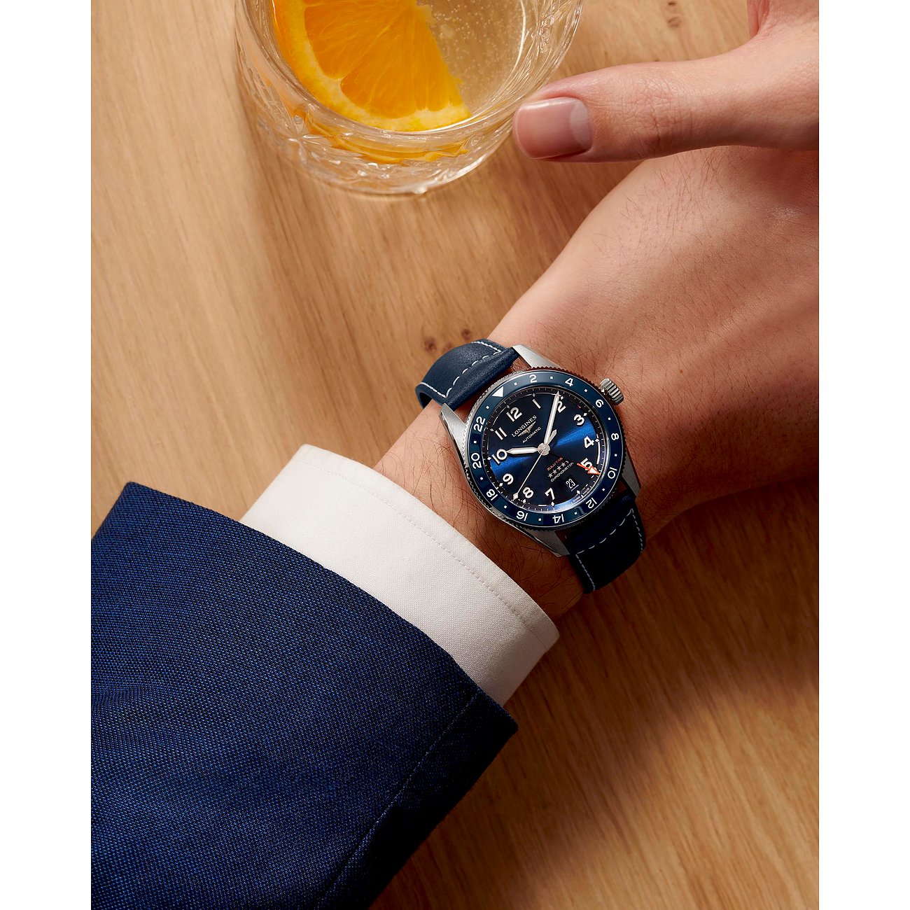 Longines Herrenuhr mit Edelstahlgehäuse, blauem Zifferblatt und Keramiklünette.