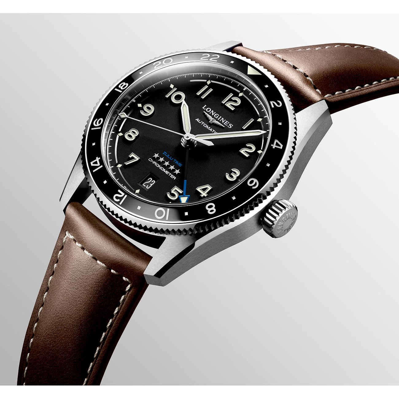 Longines Herrenuhr mit Edelstahlgehäuse, schwarzem Zifferblatt und Keramiklünette.