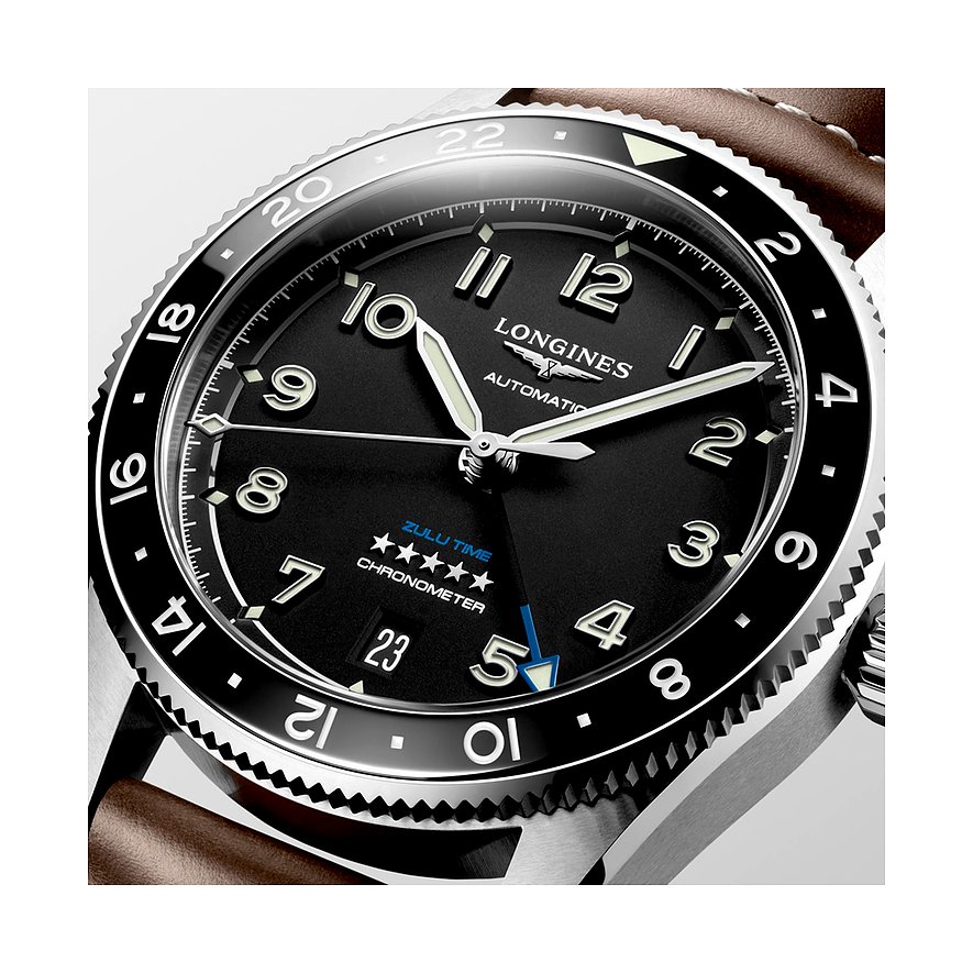 Longines Herrenuhr mit Edelstahlgehäuse, schwarzem Zifferblatt und Keramiklünette.