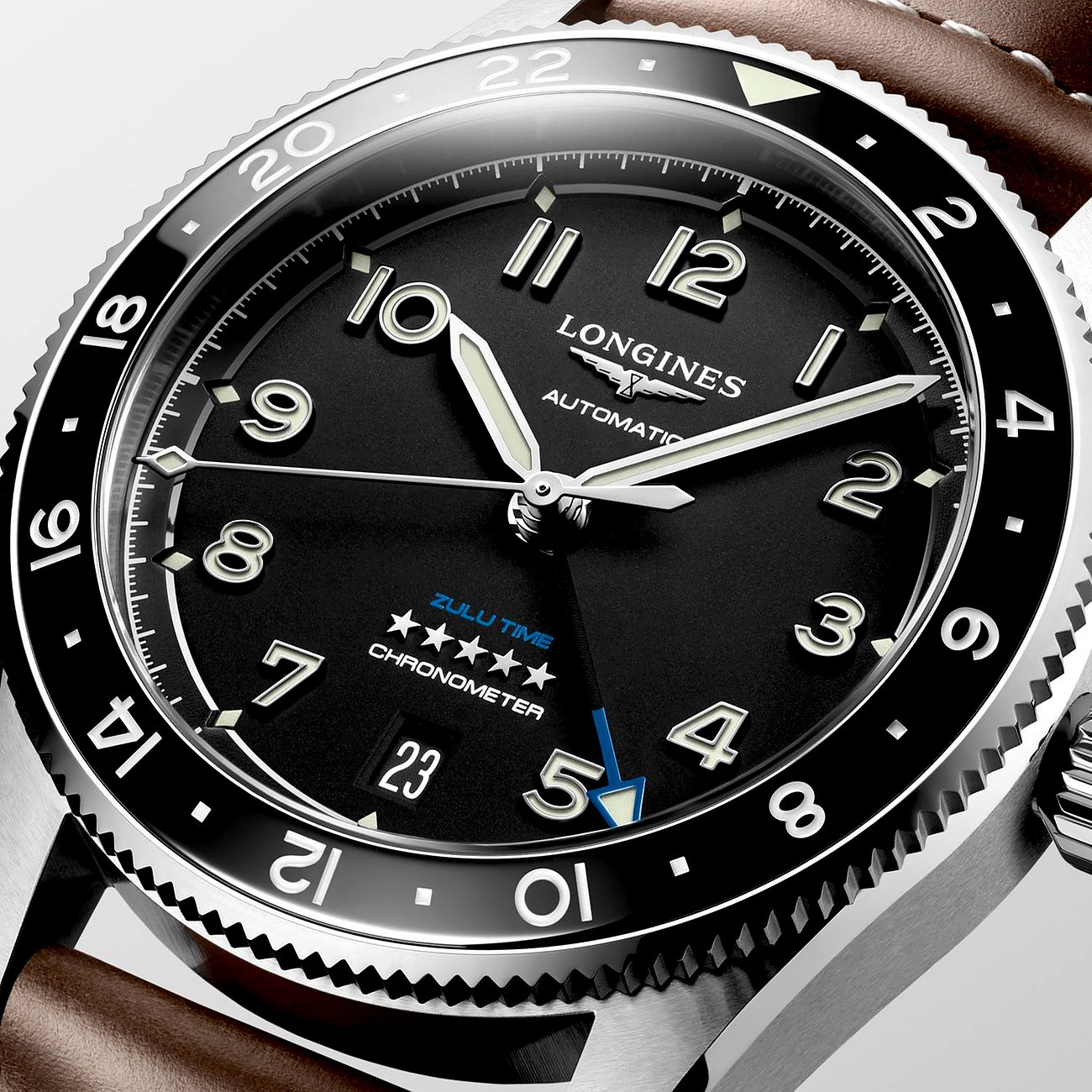 Longines Herrenuhr mit Edelstahlgehäuse, schwarzem Zifferblatt und Keramiklünette.