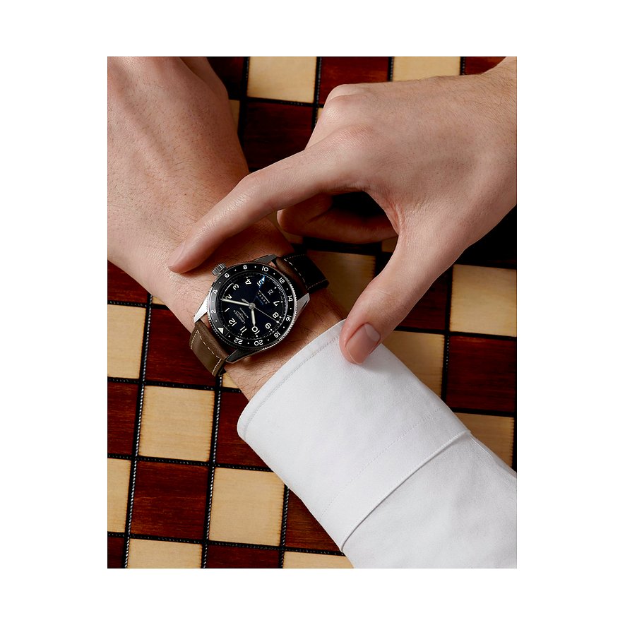 Longines Herrenuhr mit Edelstahlgehäuse, Keramiklünette und braunem Lederarmband.