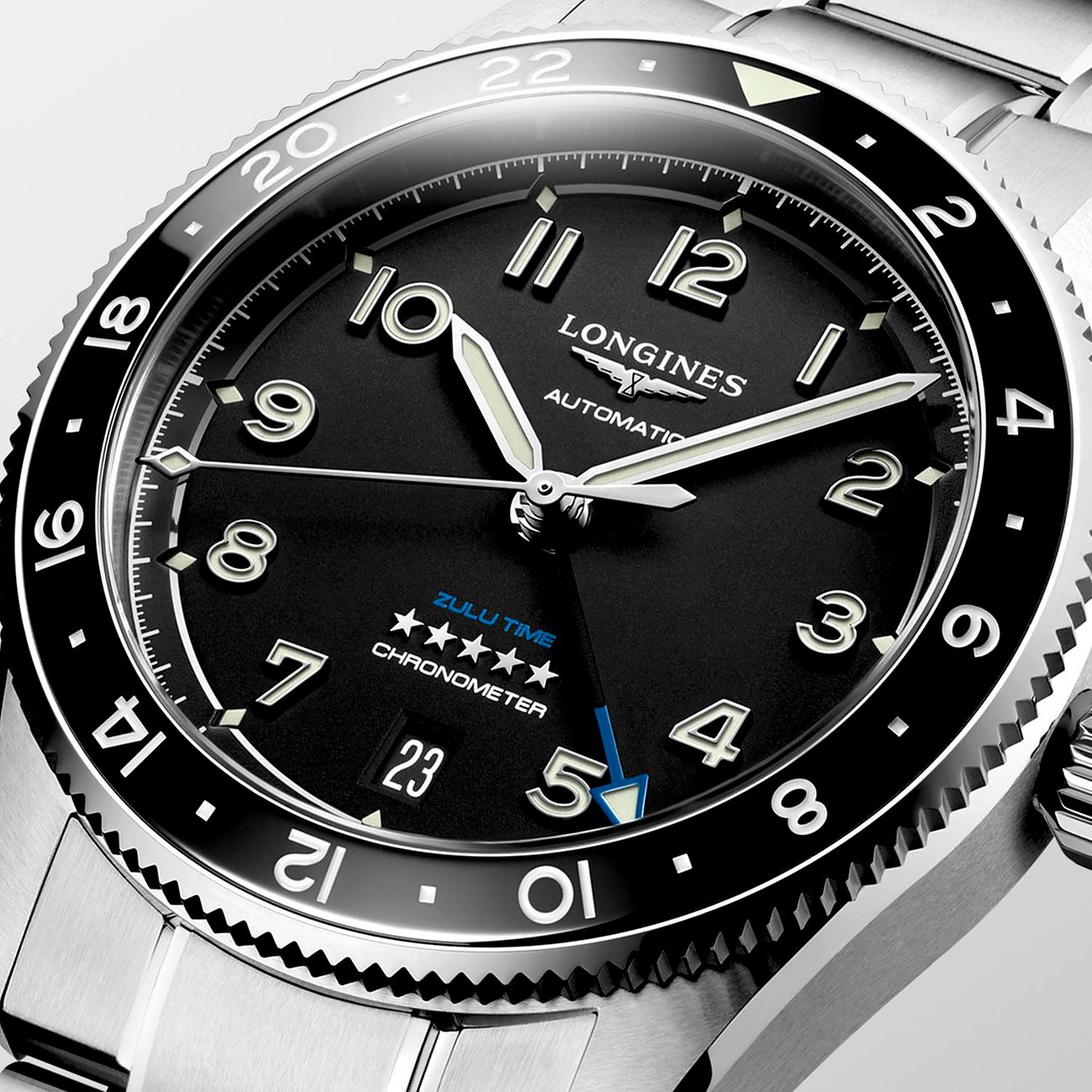 Longines Herrenuhr mit Edelstahlgehäuse, schwarzem Zifferblatt und Keramiklünette.