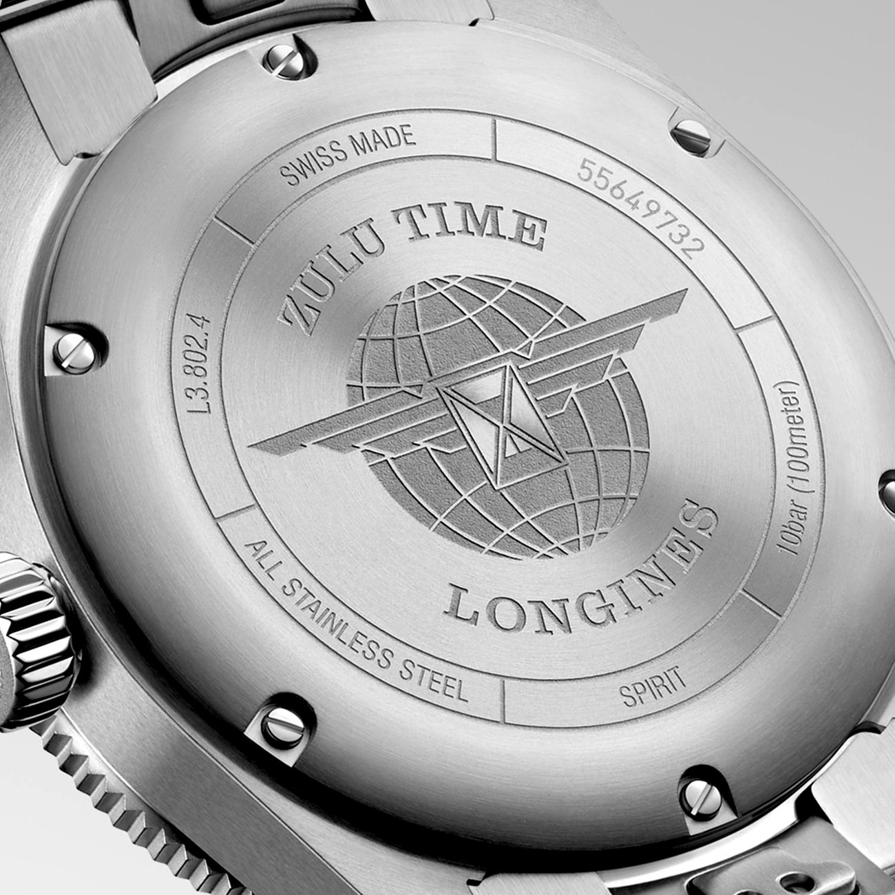 Longines Herrenuhr aus Edelstahl mit schwarzer Keramiklünette und analoger Anzeige.