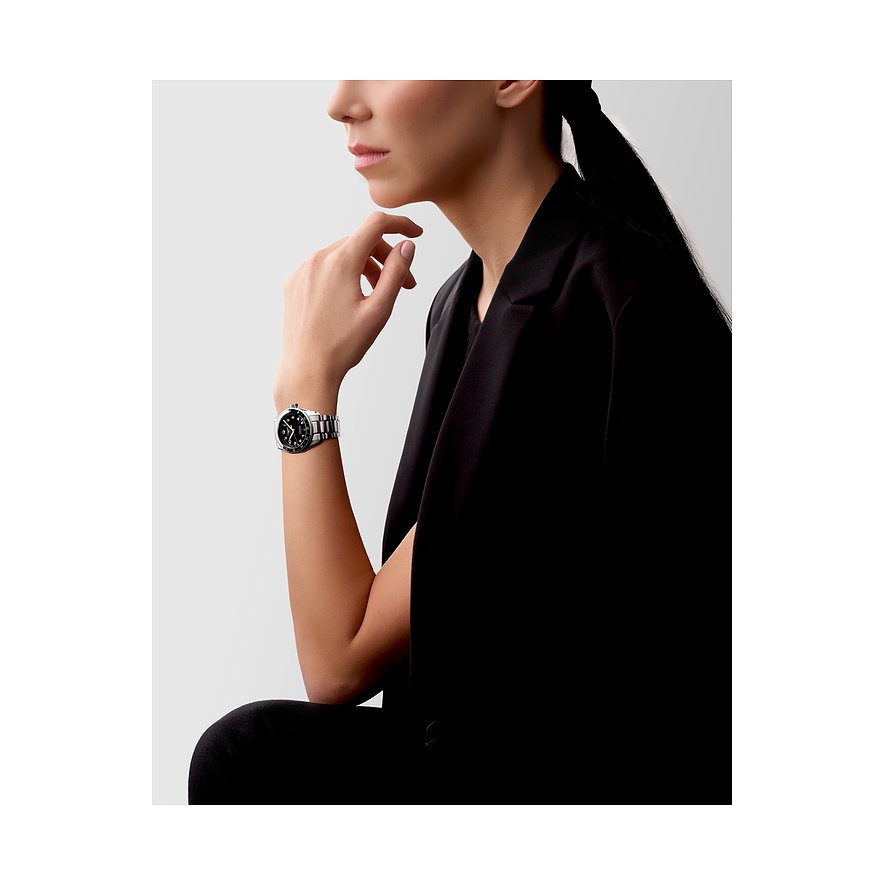 Longines Herrenuhr mit Edelstahlgehäuse und schwarzem Zifferblatt.