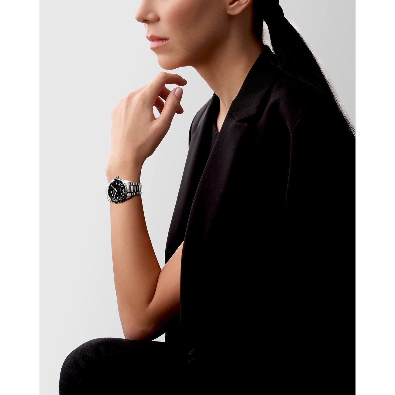 Longines Herrenuhr mit Edelstahlgehäuse und schwarzem Zifferblatt.